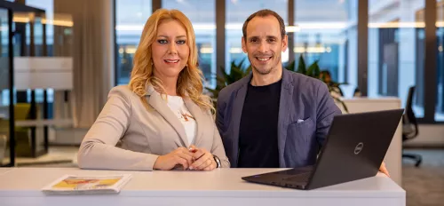 Sparkasse Medialer Vertrieb Eine Frau und ein Mann von der Sparkasse blicken professionell in die Kamera