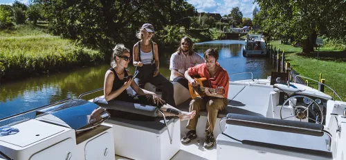 Kat Koan auf Le Boat Die Band Kat Koan machen Musik auf einem Le Boat Hausboot