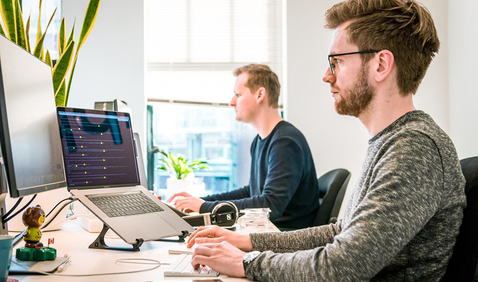 Ein ergonomischer Arbeitsplatz entlastet den Körper auf vielfältige Weise