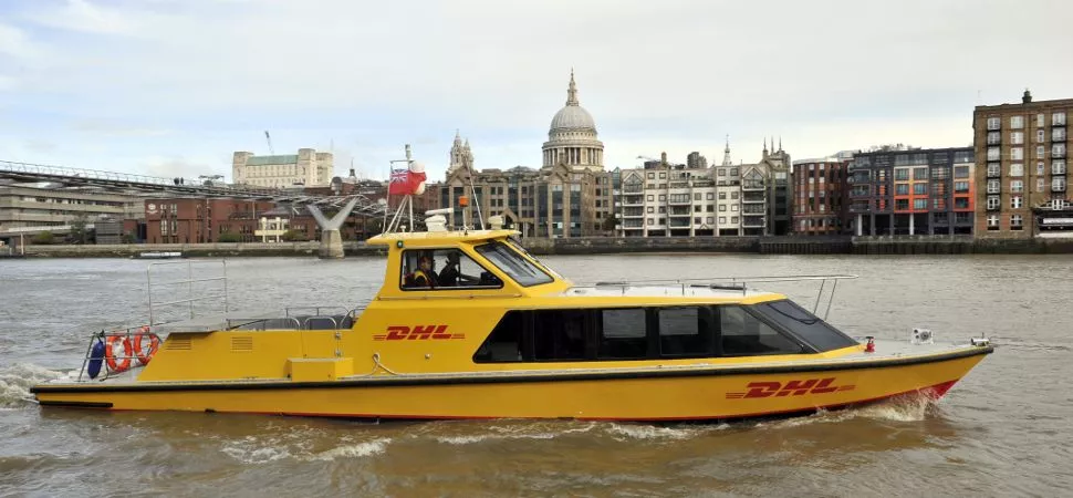 DHL Express Boot auf der Themse mit St. Pauls 