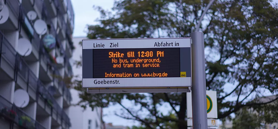 Eine Bushaltestellen Anzeige mit Hinweis auf den Streik