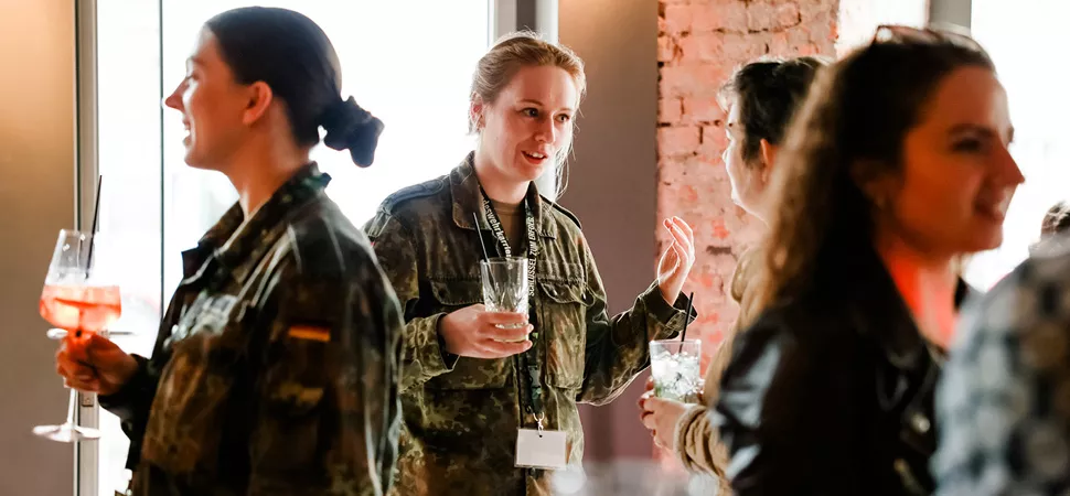 Frauen in Bundeswehr Uniform mit Sekt in der Hand bei der Female After-Hour