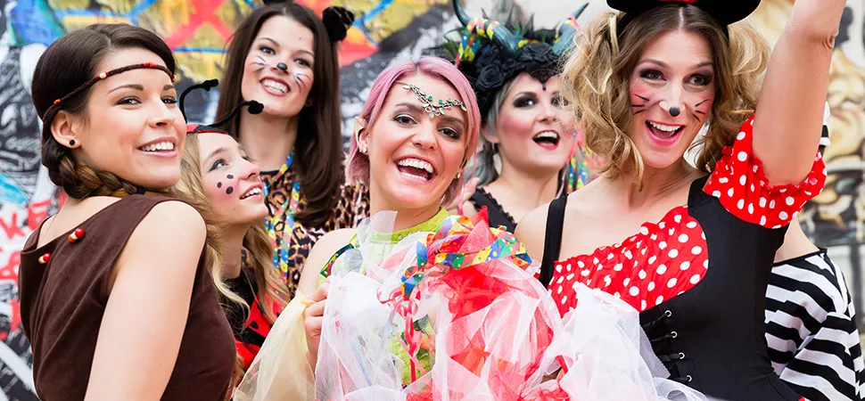 Frauen feiern Karneval im Kostüm