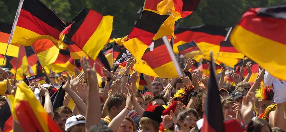 Jubelnde Fußballfans mit Deutschlandflaggen beim Public Viewing