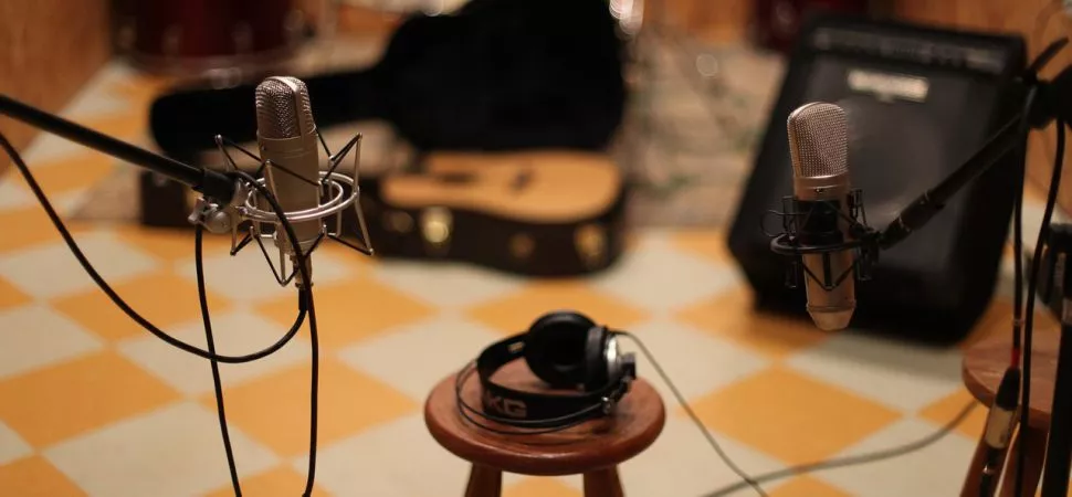 Proberaum oder Studioraum mit Mikrofonen, Kopfhörern und Gitarre