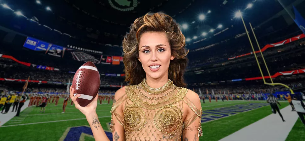 Miley Cyrus mit einem Football in der Hand.