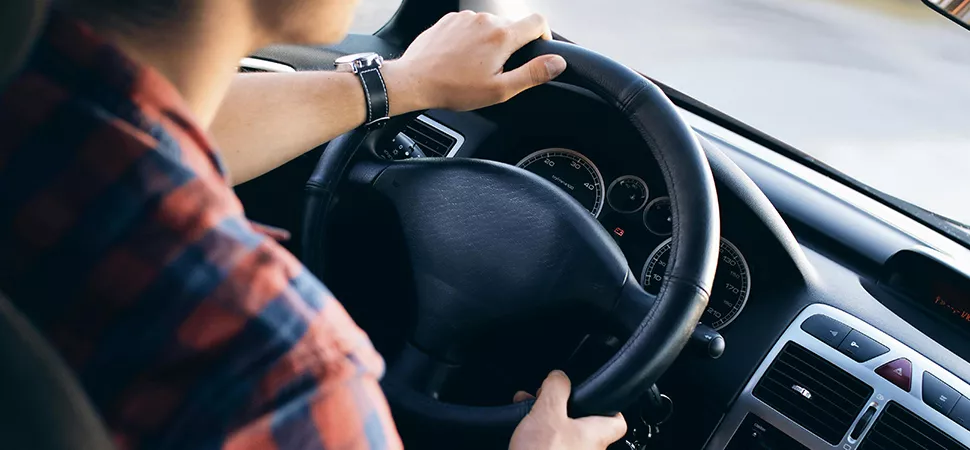 Mann fährt in einem Auto