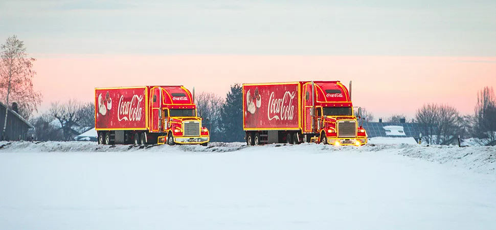 Zwei Coca-Cola Weihnachtstrucks im Schnee