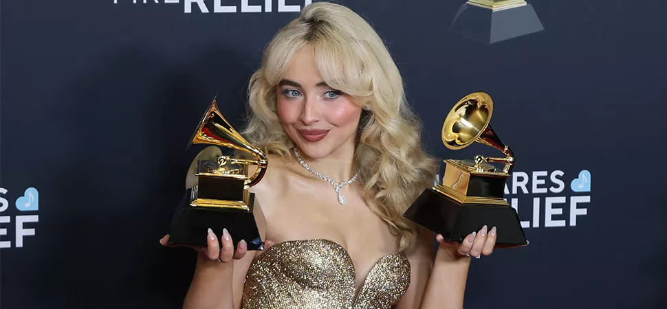 Sabrina Carpenter posiert mit ihren zwei Grammys.