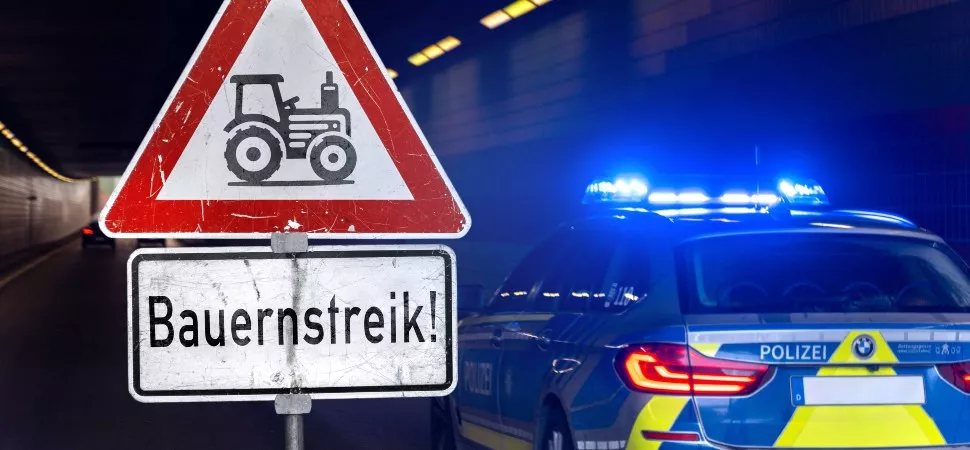 Achtungsschild mit Bauernstreik-Aufschrift und Polizeiauto