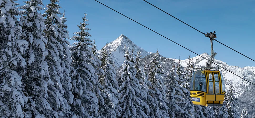 Eine Gondel vor winterlicher Landschaft