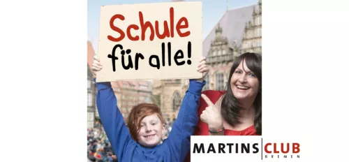 Martinsclub Bremen: Ein Kind hält ein Schild mit "Schule für alle" in die Luft