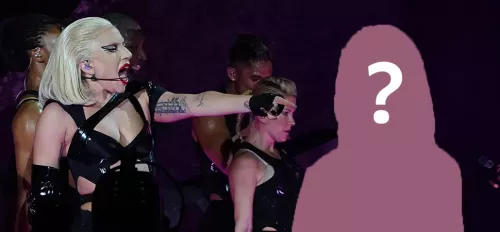 Lady Gaga performt auf der Bühne