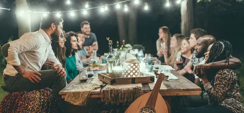 Freunde essen gemeinsam an einem Tisch.