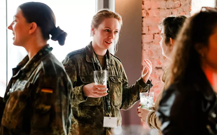 Frauen in Bundeswehr Uniform mit Sekt in der Hand bei der Female After-Hour