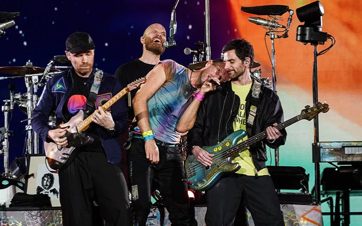 Die Band Coldplay zusammen während eines Auftritts auf der Bühne