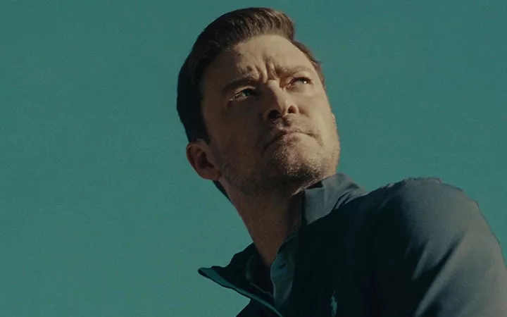 Justin Timberlake schaut in die Ferne.