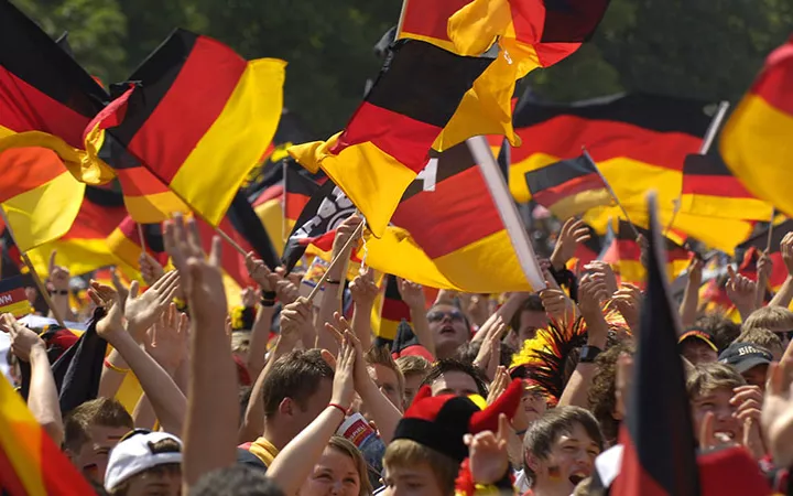 Jubelnde Fußballfans mit Deutschlandflaggen beim Public Viewing