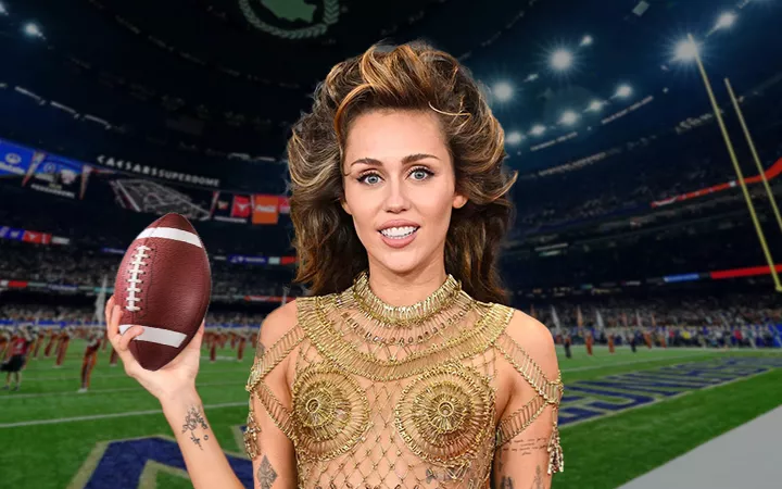 Miley Cyrus mit einem Football in der Hand.