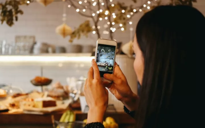 Frau fotografiert mit Handy