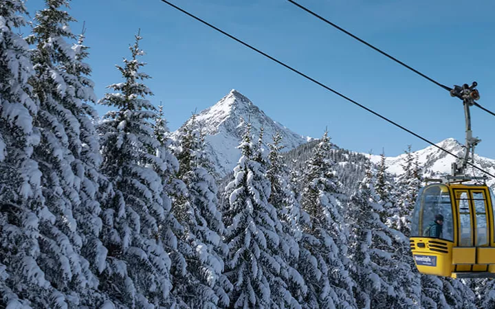 Eine Gondel vor winterlicher Landschaft