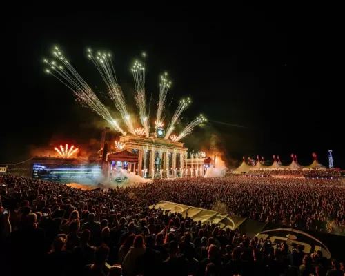 Airbeat One Festival 2023 mit Feuerwerk am nachgebauten Brandenburger Tor