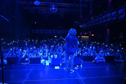 Michael Schulte performt vor einem Lichtermeer