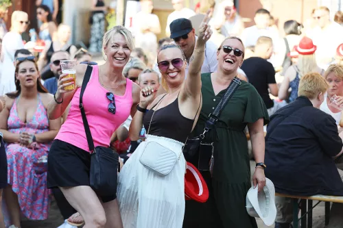 Frauen haben Spaß auf der ENERGY MUSIC TOUR